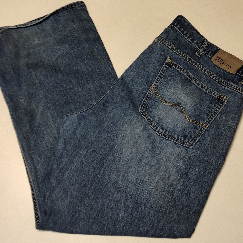 Wrangler Jeans Co Men's 40 x 30 Relaxed Straight Leg Work Jeans Medium Wash Used